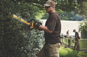 DeWalt DCHT860M1 - 22” 40V MAX 4.0Ah Cordless Hedge Trimmer